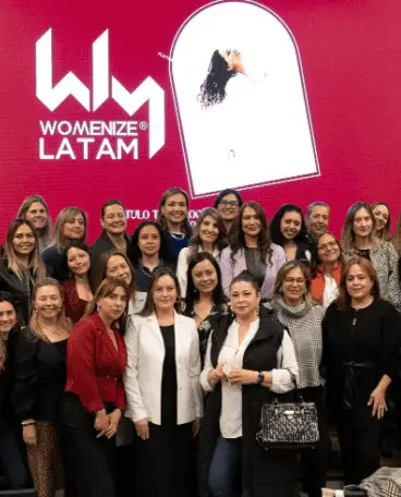 Mujeres compartiendo ideas en una reunión