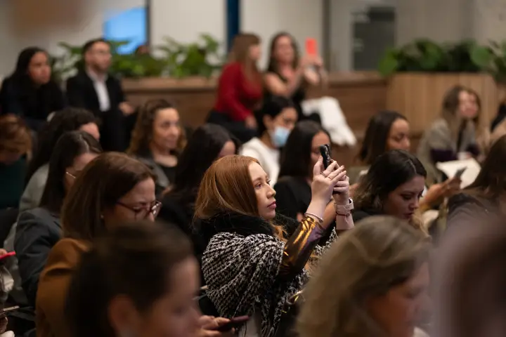 Mujeres conectando ideas y oportunidades